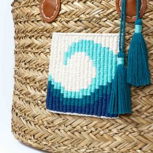 Beach, Please Macramé Tote Bag. Un progetto di Macramè, Fiber Art, Design di accessori e Fashion design di Terri Watson - 18.01.2023