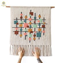 Hip to be Square Macramé Tapestry. Un progetto di Macramè, Fiber Art e Interior Design di Terri Watson - 18.01.2023