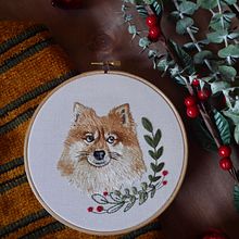 El retrato bordado de Rex. Embroider, Naturalistic Illustration, and Textile Design project by Mireia Quintana - 12.28.2022