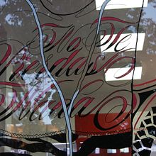 Vodafone Yu: Ilustración y pintura en vivo sobre escaparates, en 4 tiendas durante 4 días. Live illustration and painting on shop windows, in 4 stores for 4 days. Para la agencia CLINICA CREATIVA / Madrid, 2012. Street Art project by Rafael Bertone - 01.19.2023