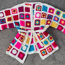 Ruffled Tank, Trimmed Tee and an Oversized Robe: Granny Square Crochet Ein Projekt aus dem Bereich Modedesign, Weben, DIY, Crochet und Textildesign von Mary Shaak - 22.01.2023