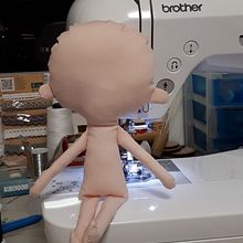 Mon projet du cours : Poupées en tissu : conception, couture et création de contenu . Seni, Kerajinan, Desain Mainan, Media Sosial, Fotografi Seluler, Fotografi Produk, Menjahit, Fotografi Instagram, Pembuatan Pola, Dan Pembuatan Pakaian proyek oleh courtois_f - 01.24.2023