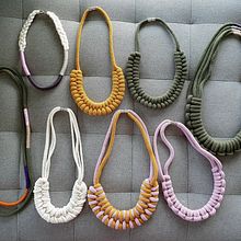 My project for course: Rope Jewelry for Beginners: Make Your Own Necklaces. Un projet de Artisanat, Design de bijoux, Macramé , et Design textile de Patrícia Ihnatová - 25.01.2023