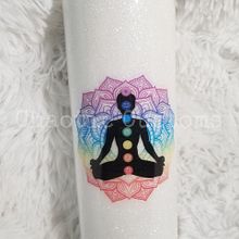 7 Chakra glow in the dark tumbler. Un proyecto de Artesanía de Rachel Everett - 31.12.2022