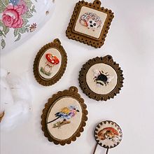 My project for course: Miniature Needlework: Make Embroidered Jewelry. Projekt z dziedziny Projektowanie biżuterii,  Haft i Wzornictwo tekstyliów użytkownika Carmen Rusu - 31.01.2023
