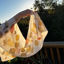 My project for course: Botanical Printing on Fabric and Paper. Un progetto di Artigianato, Fashion design, DIY, Tintura tessile, Stampa tessile e Textile Design di ihoey - 01.02.2023