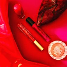 Flatlay - red monochromes beauty . Mobile Photograph, Instagram, Instagram Photograph, Lifest, and le Photograph project by Laura Vanessa Kremser - 02.05.2023
