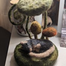 Needle felted Mouse scene . Needle Felting project by Maddy Edgington - 02.06.2023