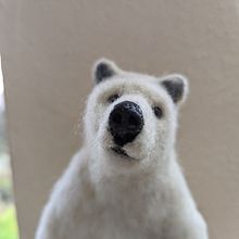 Needle felted standing Polar Bear. Needle Felting project by Maddy Edgington - 02.06.2023