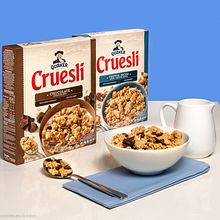 Cruesli - PUBLICIDAD. Un projet de Photographie, Retouche photographique, Photographie de produits, Éclairage photographique, Postproduction photographique, Photographie de studio, Photographie publicitaire, Br, ing et identité , et Publicité de Alicia Morales Morillas - 09.11.2020