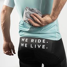 Pelotón Ciclismo - ECOMMERCE. Un projet de Photographie, Postproduction photographique, Retouche photographique, Photographie de produits, Photographie de mode, Photographie de portrait, Éclairage photographique, Photographie de studio, Photographie publicitaire, Photographie pour Instagram, Photographie lifest, le, Photographie intérieure , et Publicité de Alicia Morales Morillas - 19.04.2022