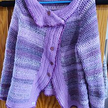 Mi chaqueta violeta fantasía. Fashion Design, Fiber Arts, DIY, Crochet, and Textile Design project by Lola Esteban - 02.15.2023