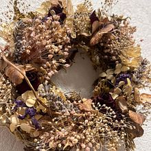 Il mio progetto del corso: Creazione di una ghirlanda con fiori secchi. Floral, Plant Design, DIY, Design, Interior Design, L, scape Architecture, and Textile Design project by Giovanna Briano - 02.17.2023