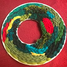 My Project for Circular Weaving : second one on the same theme, a Christmas Tree . % Dorothée Carson tarafından hazırlanan Sanat ve El Sanatları projesi - 02.18.2023