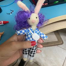 Coelhinho de feltragem. Needle Felting, Art To, and s project by Julia Azevedo Valim de Lira - 02.21.2023