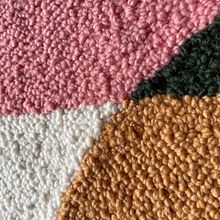 My project for course: Punch Needle for Rug Design. Un progetto di Design di accessori, Artigianato, Ricamo, Interior Design, Punch needle e Textile Design di katttya.oc - 26.02.2023