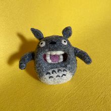 Il mio progetto del corso: Creazione di un art toy: tecnica di needle felting. Projekt z dziedziny Projektowanie postaci, Craft, Projektowanie zabawek,  Tkactwo, Filcowanie igłą, Wzornictwo tekst i liów użytkownika luisa.pirovano - 03.03.2023