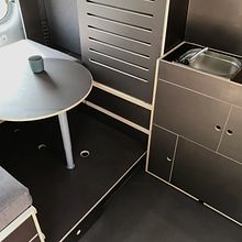 VANJOY minimalist multifunctional CAMPERVAN. Un progetto di Design di automobili, Design e creazione di mobili, Architettura d'interni, Falegnameria  e Progettazione dello spazio di Michael Hilgers - 09.03.2023