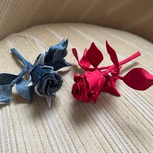 Mein Abschlussprojekt für den Kurs: Stoffblumen: Kreiere 3D-Accessoires aus Jeansstoff. Floral, Plant Design, and Textile Design project by Sabine-Ines Reip - 03.13.2023