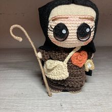 Mi proyecto del curso: Amigurumis: personas tejidas a crochet. Un proyecto de Artesanía, Diseño de juguetes, Tejido, Crochet, Amigurumi y Diseño textil de Elizabeth Jaime - 24.03.2023