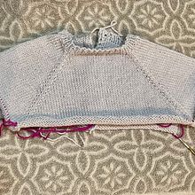 Mi proyecto del curso: Tejido de prendas infantiles con raglán top down . % Melissa Sánchez tarafından hazırlanan Moda Tasarımı, Elyaf Sanatları, Örgü örmek, Ve Tekstil Tasarımı projesi - 03.16.2023
