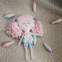 Mi proyecto del curso: Muñecos de tela: diseño, costura y creación de contenido. Un progetto di Artigianato, Design di giocattoli, Social media, Fotografia con smartphone, Fotografia di prodotti, Cucito, Fotografia per Instagram, Modellistica e confezione sartoriale di Maria Teresa Grajales Vazquez - 17.03.2023