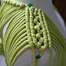 Colete Pri Lemos/@Objetos_macrame . % Pri Lemos tarafından hazırlanan Aksesuar Tasarımı, Sanat ve El Sanatları, Elyaf Sanatları, Makrome, Ve Tekstil Tasarımı projesi - 03.17.2023