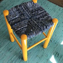 Silla encontrada con cuerda de jeans de deshecho. Design, Arts, Crafts, Furniture Design, Making, and Weaving project by connie_dancette - 03.18.2023