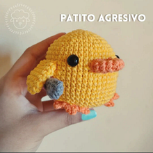Patito Agresivo . Character Design, To, Design, Pattern Design, Fiber Arts, Crochet, Amigurumi, and Knitting project by Valeria Flores - 11.10.2022