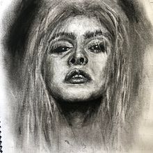 My project for course: Artistic Charcoal Portraiture: Creating Atmosphere. Un proyecto de Ilustración tradicional, Bellas Artes, Dibujo, Dibujo de Retrato, Dibujo realista y Dibujo artístico de lauramac_88 - 22.03.2023