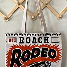 Roach Rodeo Tote Bags. Un proyecto de Bellas Artes, Diseño gráfico, Serigrafía, Diseño, Ilustración tradicional, Dirección de arte, Br e ing e Identidad de Tess - 28.12.2022