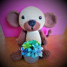 Meu primeiro bichinho de amigurumi: um macaquinho amante de origami! :) . To, Design, Fiber Arts, DIY, Crochet, Amigurumi, and Textile Design project by Audrey Moreira Hojda - 03.25.2023