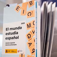 El mundo estudia español 2022. Un progetto di Design editoriale, Eventi, Graphic design e Video editing di Sara - 16.03.2023