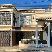 Mi proyecto del curso: Dibujo arquitectónico expresivo con marcadores de colores. Un proyecto de Bocetado, Dibujo, Ilustración arquitectónica, Sketchbook e Ilustración con tinta de Víctor Inoa - 30.03.2023
