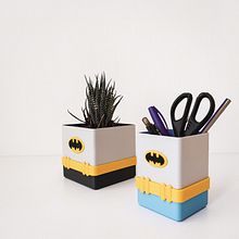 Maceta y lapicero Batman. 3D, Industrial Design, Product Design, 3D Modeling, and 3D Design project by wallpiris - 03.28.2023