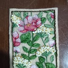 Mi proyecto del curso: Técnicas de bordado para motivos florales en fieltro. Un progetto di Design di accessori, Artigianato, Pattern design, Illustrazione botanica e Textile Design di Maria Jose Tafolla Mata - 03.04.2023