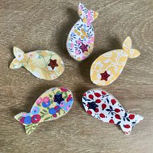 Broches sardines en tissu Liberty of London. Jewelr, and Design project by Pauline - 04.04.2023