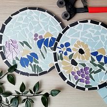 Mi proyecto del curso: Mosaicos contemporáneos: crea motivos florales con teselas. Artesanato, Design e fabricação de móveis, Cerâmica, Interiores, e DIY projeto de Darío y Carla Álvarez Pardal - 09.04.2023