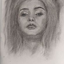 Mon projet du cours : Portrait artistique au fusain : créez des ambiances. Un progetto di Illustrazione tradizionale, Belle arti, Disegno, Disegno di ritratti, Disegno realistico e Disegno artistico di chrystel Va - 14.04.2023