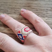 Mon projet du cours : Bijoux tissés en perles : créez des motifs élégants. Design de acessórios, Artesanato, Design de joias, e Tecido projeto de Marion FONSECA - 16.04.2023