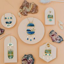 Beaded Mountains Set upon Lapis  Ein Projekt aus dem Bereich Erweiterungsentwicklung und Schmuckdesign von Cora Carroll - 27.02.2023