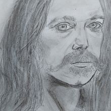 Mon projet du cours : Portrait réaliste au crayon graphite. Un progetto di Illustrazione tradizionale, Belle arti, Bozzetti, Disegno a matita, Disegno, Disegno di ritratti, Disegno realistico, Disegno artistico e Disegno anatomico di chrystel Va - 18.04.2023