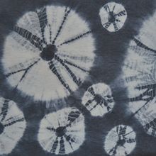 My project for course: Introduction to Shibori Tie Dyeing. Een project van Craft,  Modeontwerp, DIY, Textiel verven y Textielontwerp van maria_xy - 19.04.2023