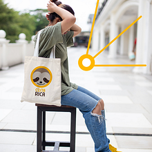 TOTE BAG ARTEVITA® ECO SLOTH TICO. Design, Graphic Design, and Fashion Design project by Artevita Estudio - 04.21.2023