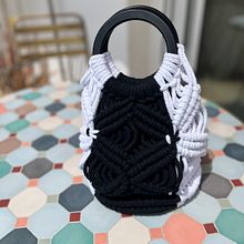 My project for course: Design and Creation of Macramé Handbags. Design, Design de acessórios, Artesanato, Costura, Tecido, Macramê, e Design têxtil projeto de Cristina Brebeanu - 25.04.2023