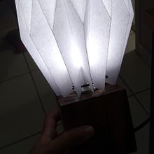 Meu projeto do curso: Criação de luminárias de origami com papel. Projekt z dziedziny Craft, Projektowanie i w, rób mebli, Projektowanie oświetlenia, Papercraft,  Dekoracja wnętrz i DIY użytkownika bruna - 27.04.2023