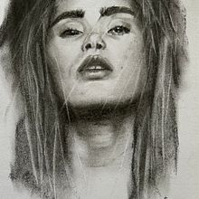 Mein Abschlussprojekt für den Kurs: Künstlerisches Porträt mit Kohlestift: die Atmosphäre. Un proyecto de Ilustración tradicional, Bellas Artes, Dibujo, Dibujo de Retrato, Dibujo realista y Dibujo artístico de ramonaja - 28.04.2023
