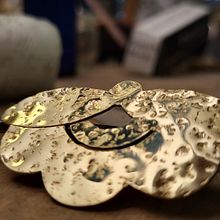 Bijoux - collier La Que Sabe. Un proyecto de Artesanía, Diseño de complementos, Diseño de jo y as de Claire DEPARTE - 30.04.2023