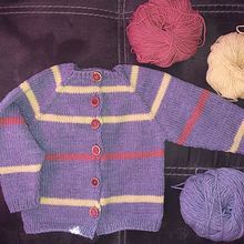 Mi proyecto del curso: Tejido de prendas infantiles con raglán top down. Fashion Design, Fiber Arts, Knitting, and Textile Design project by Elena - 04.30.2023