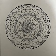 Meu projeto do curso: A arte de desenhar mandalas: crie padrões geométricos. Un progetto di Disegno e Illustrazione con inchiostro di Tania Soldera - 01.05.2023